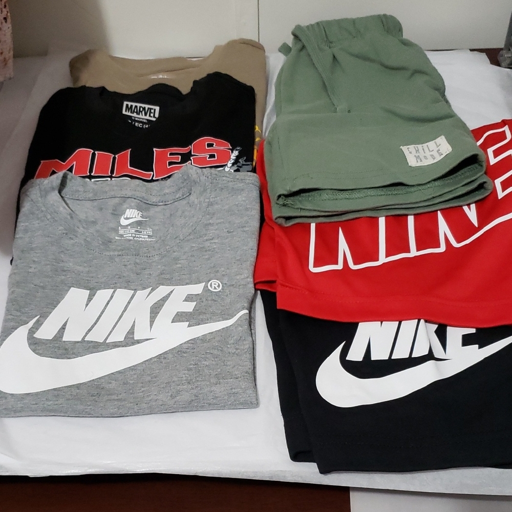 Nike‎ T-Shirts in Gray, Black, and Red with Green Kid's 4-5 5 Tee's /Shorts (6)